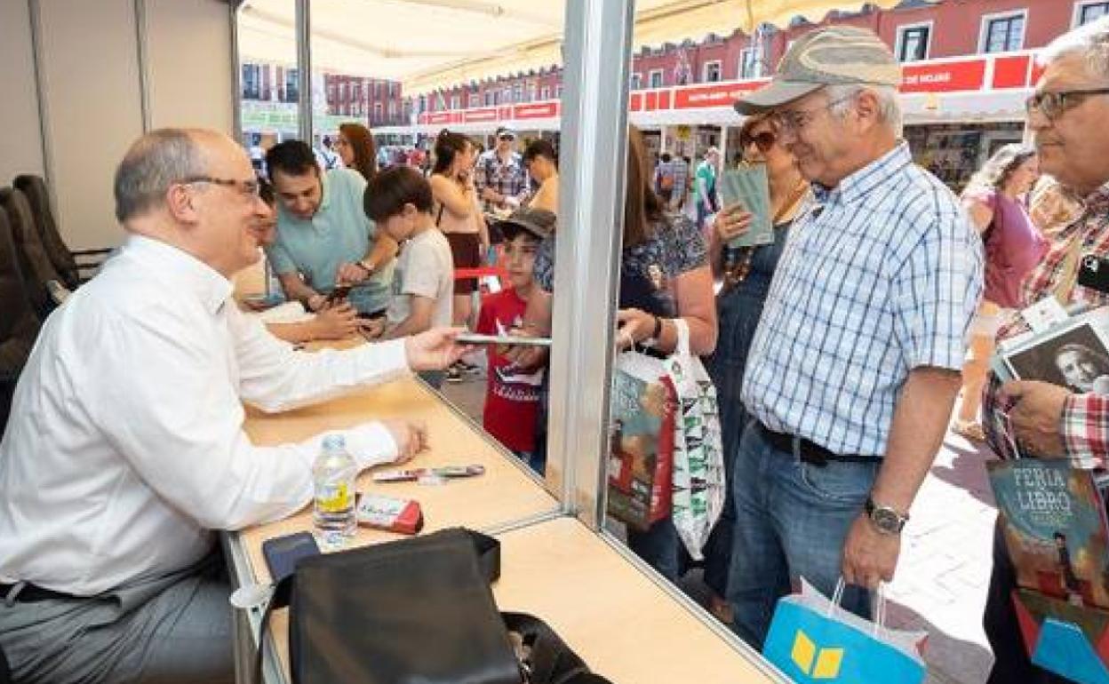 El escritor Gustavo Martín Garzo participa en la 52ª Feria del Libro de Valladolid.