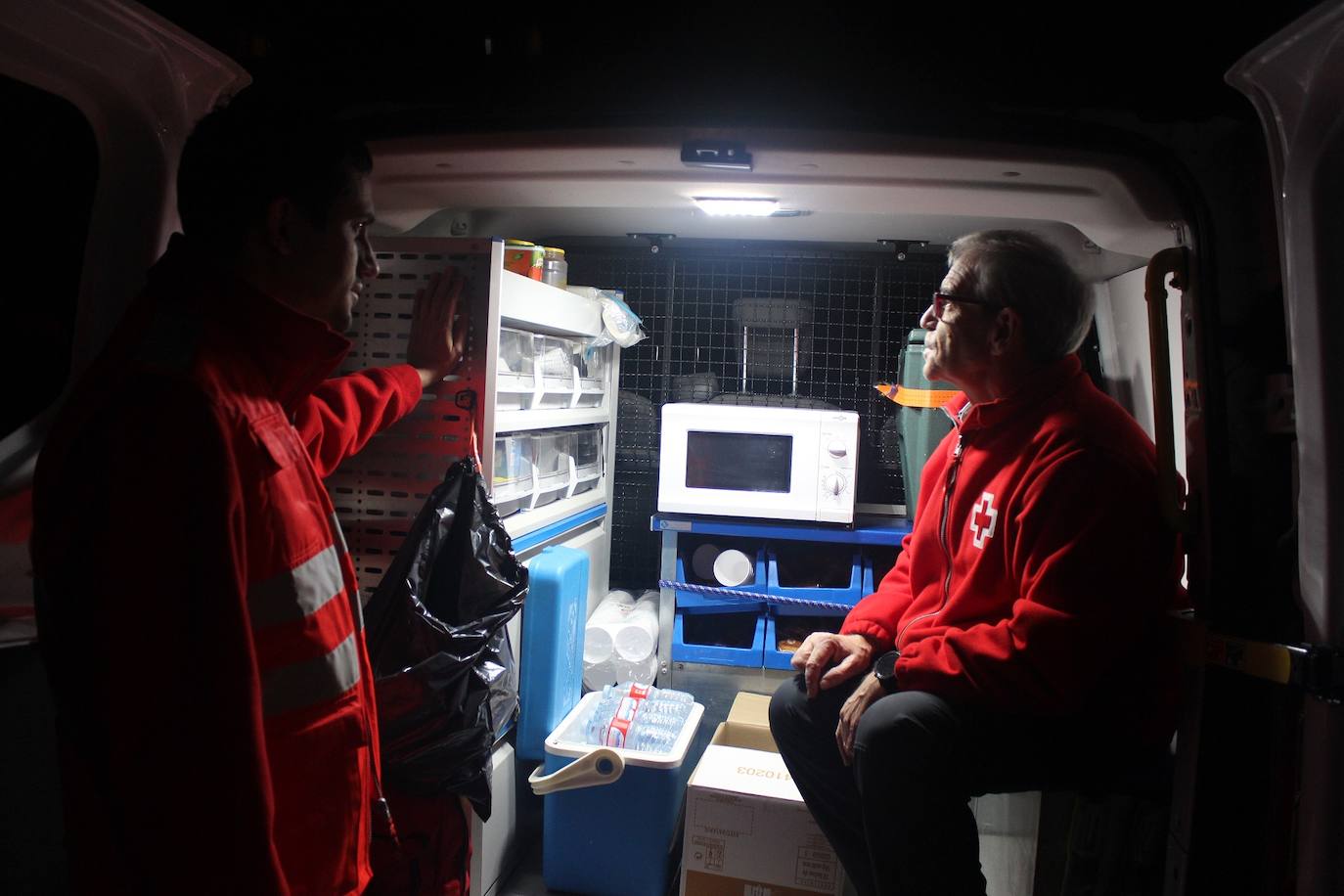 Miembros de una unidad de emergencia social de la Cruz Roja en un vehículo adaptado.Cruz Roja