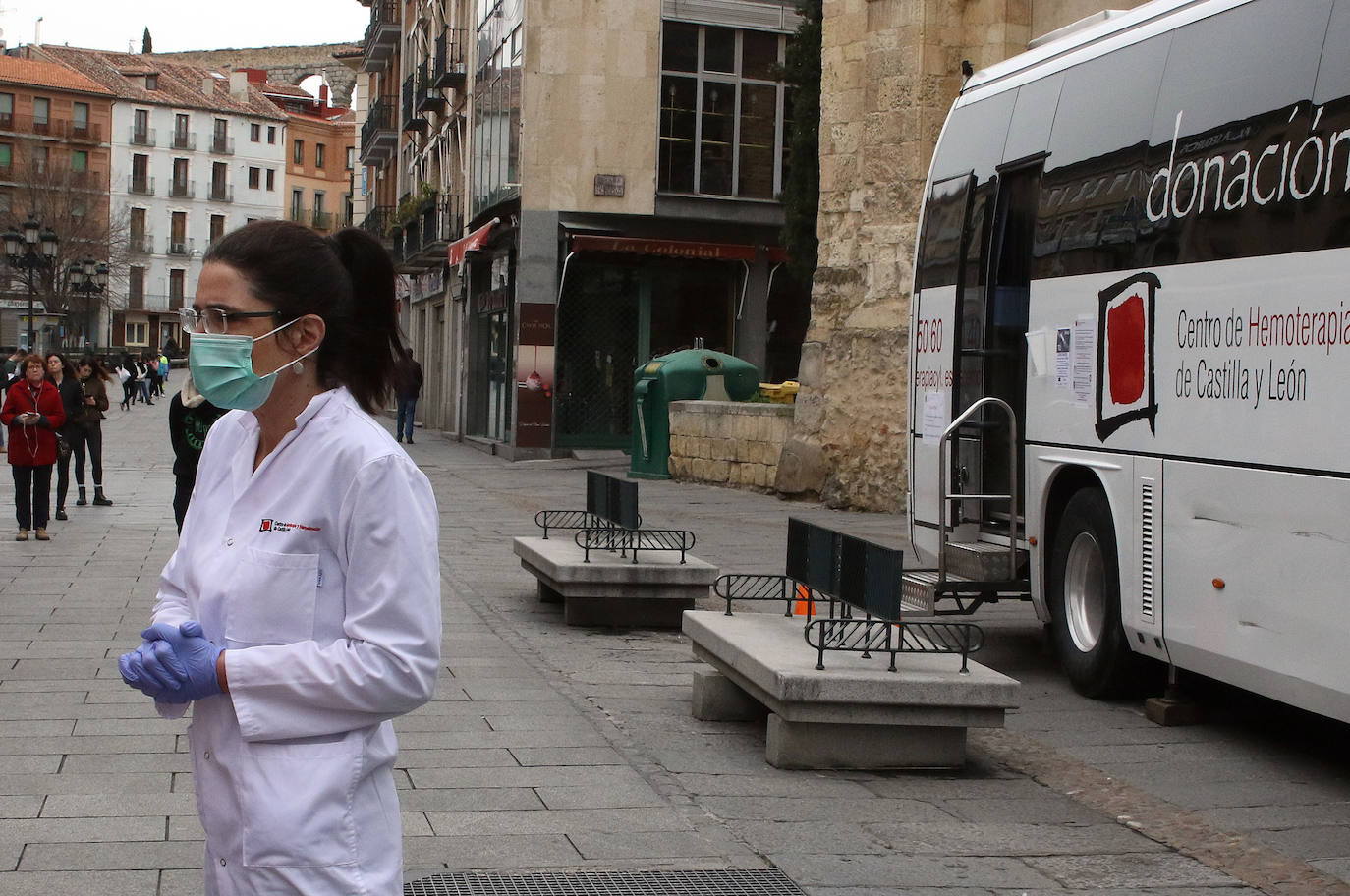 Un militar de la UME, este viernes, en las inmediaciones del acceso a Urgencias del Hospital General de Segovia. 