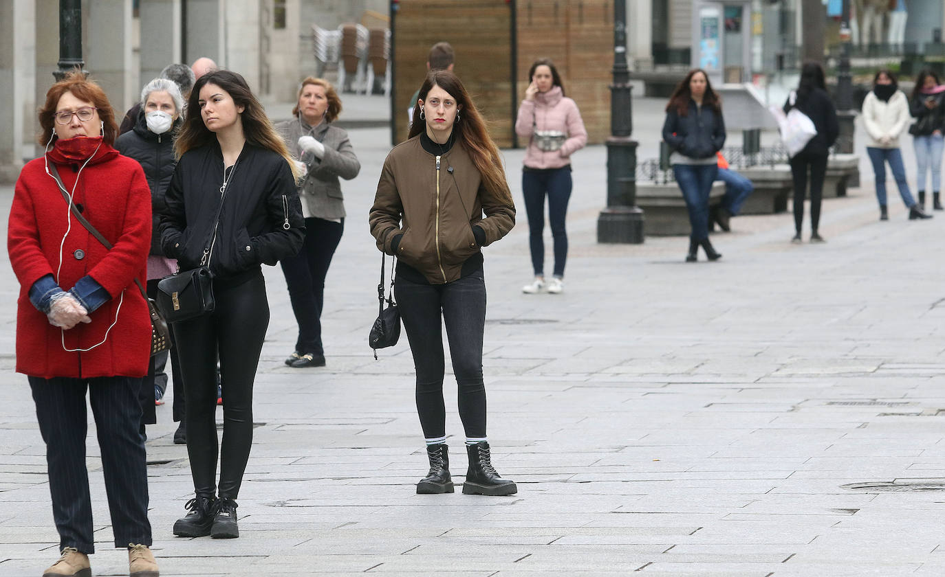 Un militar de la UME, este viernes, en las inmediaciones del acceso a Urgencias del Hospital General de Segovia. 