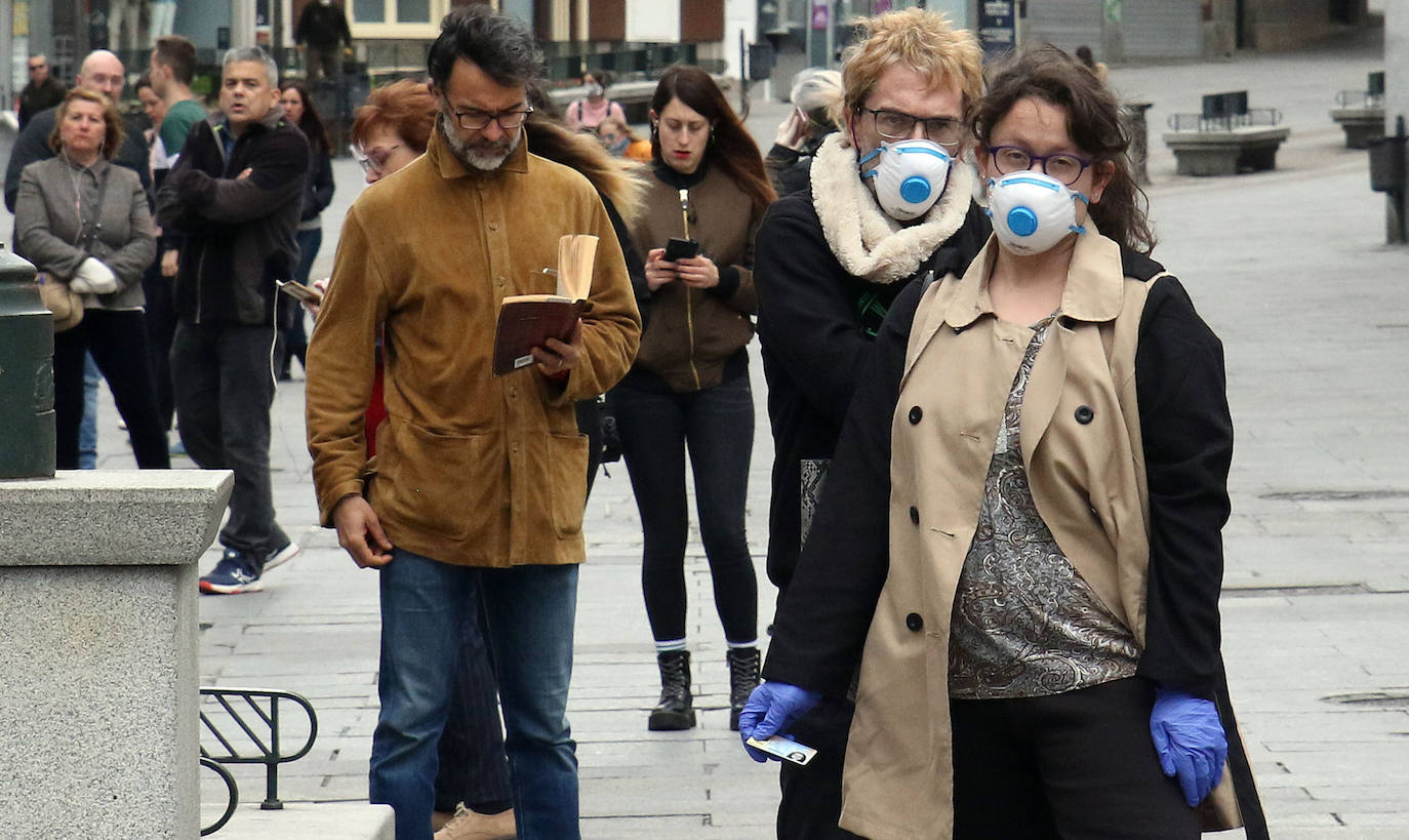 Un militar de la UME, este viernes, en las inmediaciones del acceso a Urgencias del Hospital General de Segovia. 