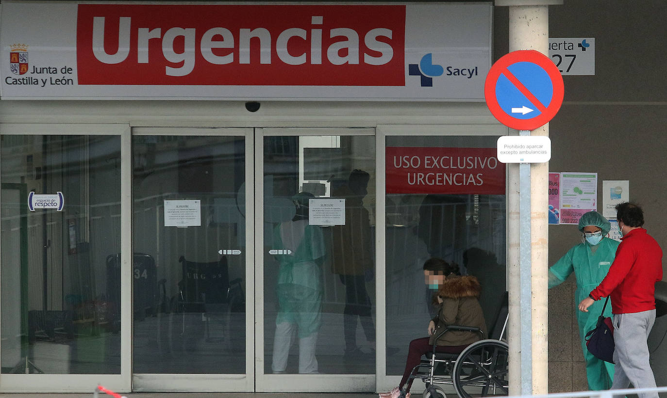 Un militar de la UME, este viernes, en las inmediaciones del acceso a Urgencias del Hospital General de Segovia. 