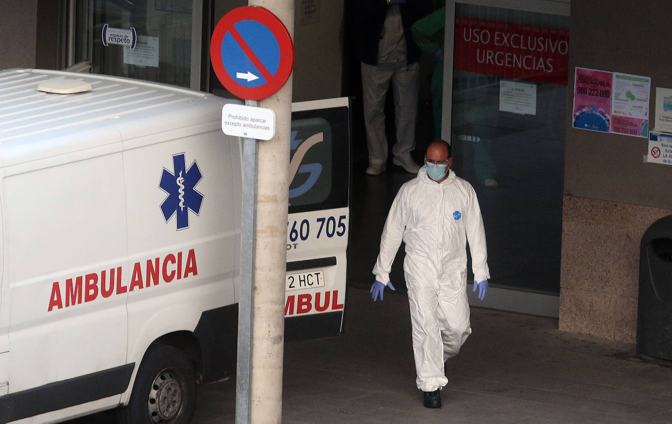 Un militar de la UME, este viernes, en las inmediaciones del acceso a Urgencias del Hospital General de Segovia. 