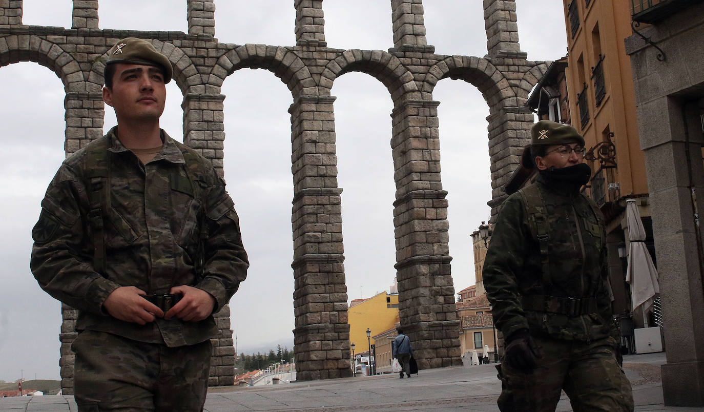 Un militar de la UME, este viernes, en las inmediaciones del acceso a Urgencias del Hospital General de Segovia. 