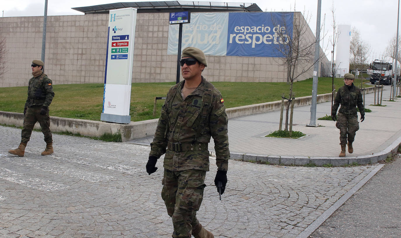 Un militar de la UME, este viernes, en las inmediaciones del acceso a Urgencias del Hospital General de Segovia. 