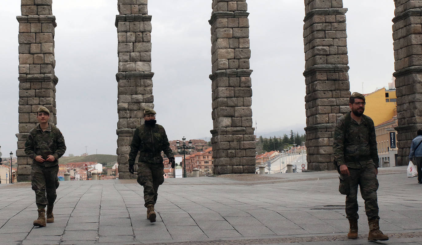 Un militar de la UME, este viernes, en las inmediaciones del acceso a Urgencias del Hospital General de Segovia. 