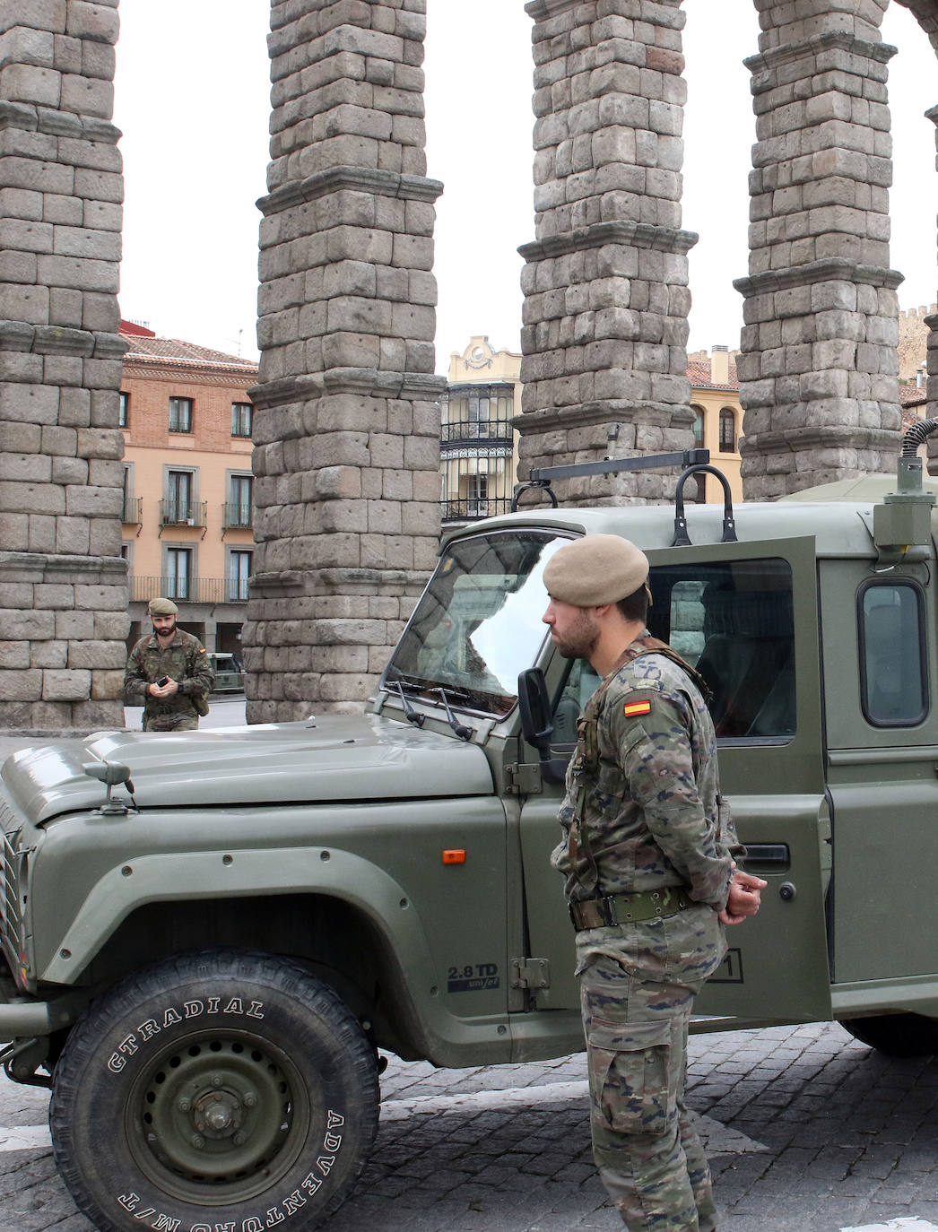 Un militar de la UME, este viernes, en las inmediaciones del acceso a Urgencias del Hospital General de Segovia. 