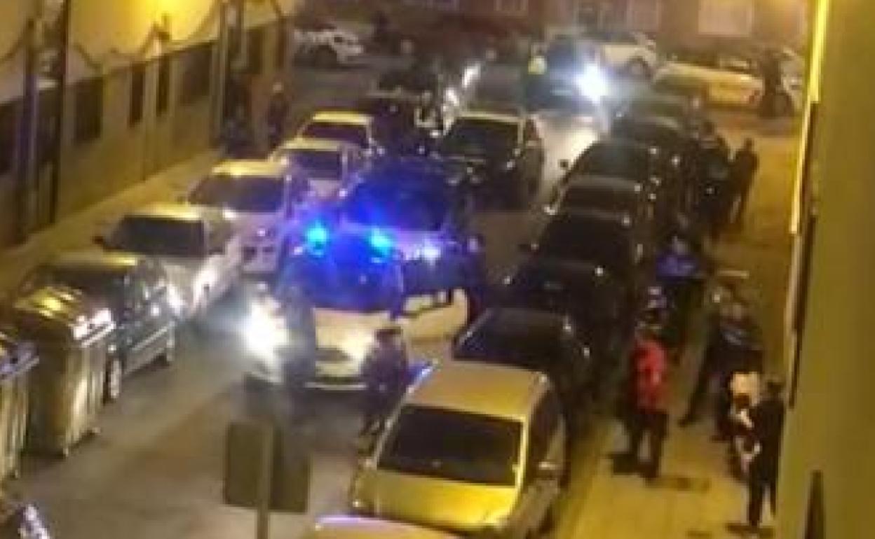 Momento de la detención del sospechoso y de la trifulca con los vecinos en la calle Águila.