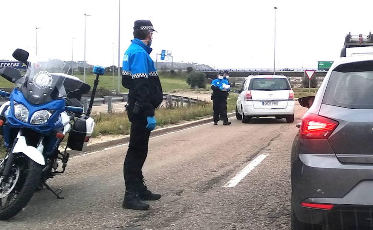 Control de la Policía Local en la carretera de Soria. 