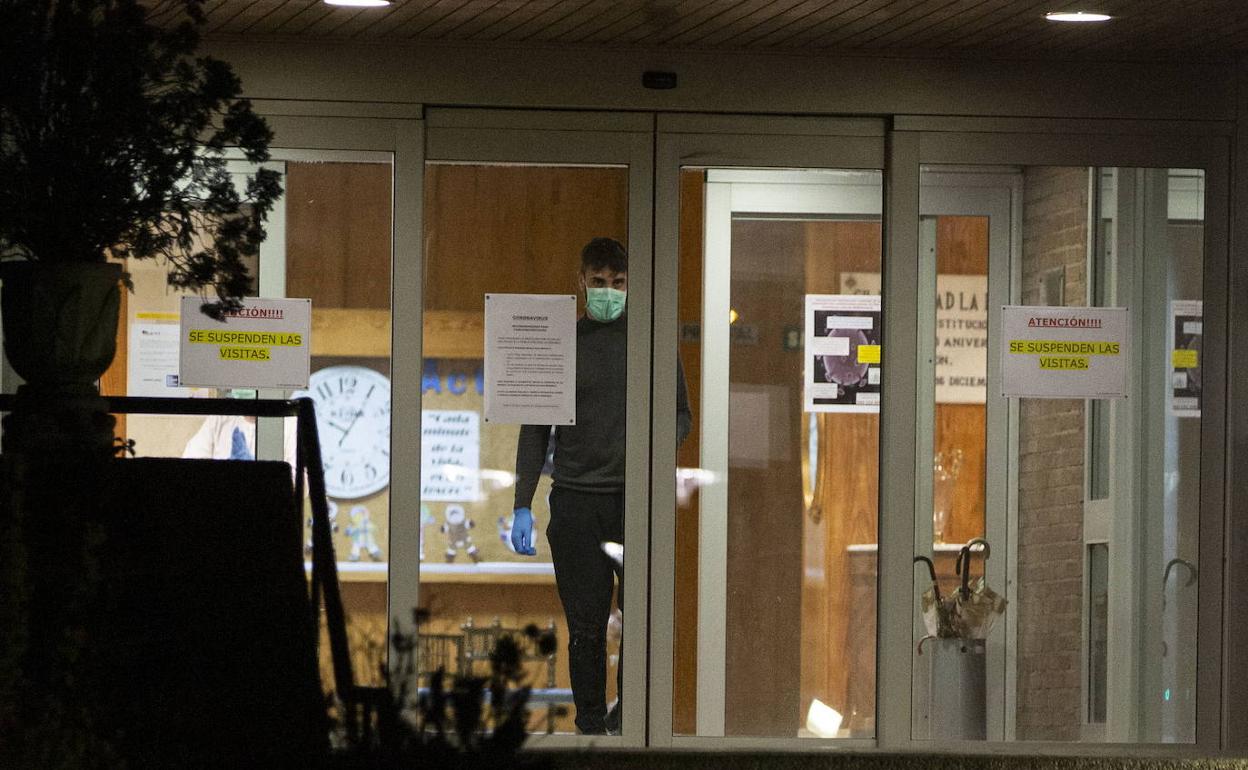 Entrada de la Casa de la Beneficencia de Valladolid, el jueves a última hora de la tarde.