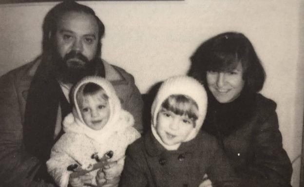 Imagen principal - José Luis Cuerda junto junto a su mujer, María Esperanza Barcaiztegui, y sus dos hijas Irene y Elena. A los 21 años, poco antes de entrar «por enchufe paterno» en Televisión Española, y en 2019, recibiendo el Feroz de Honor en Bilbao de manos de Alejandro Amenábar, a quien produjo sus tres primeras películas.