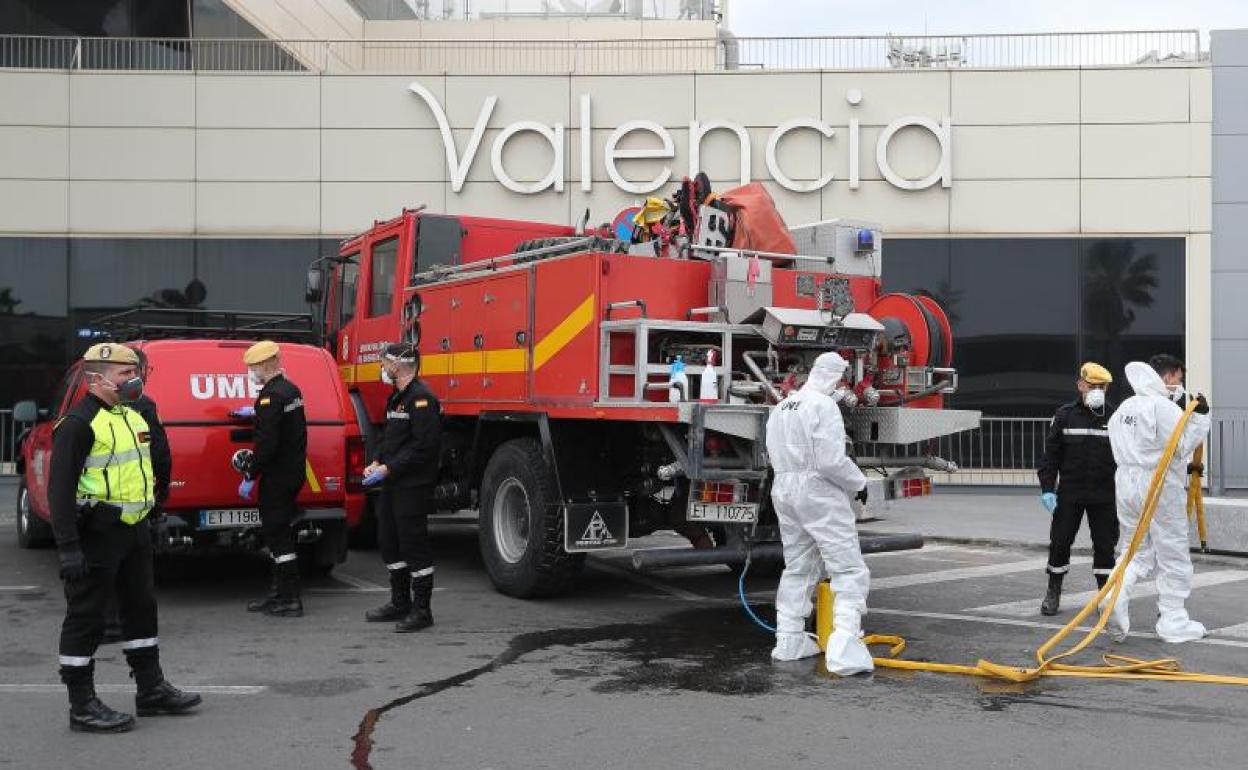 Militares de la UME realizan tareas de desinfección en el Aeropuerto de Valencia 