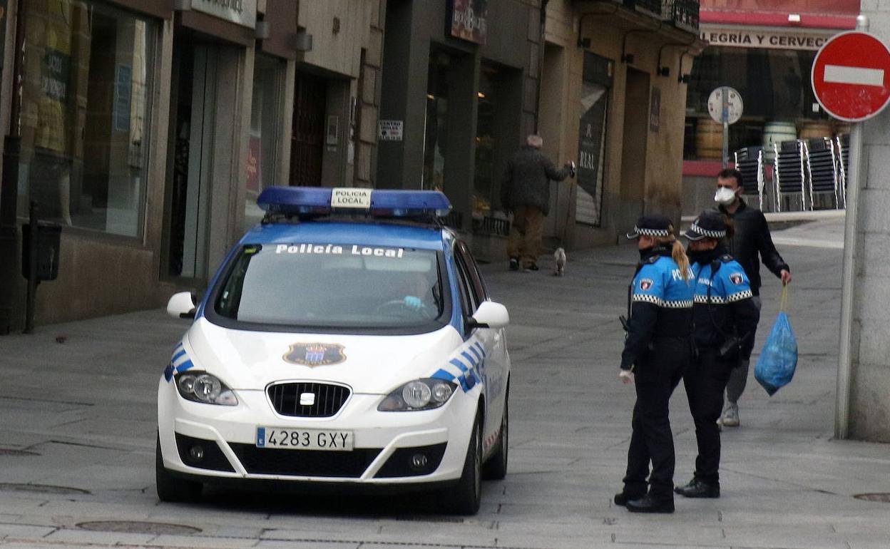 Una patrulla de Policía Local al inicio de la Calle Real. 