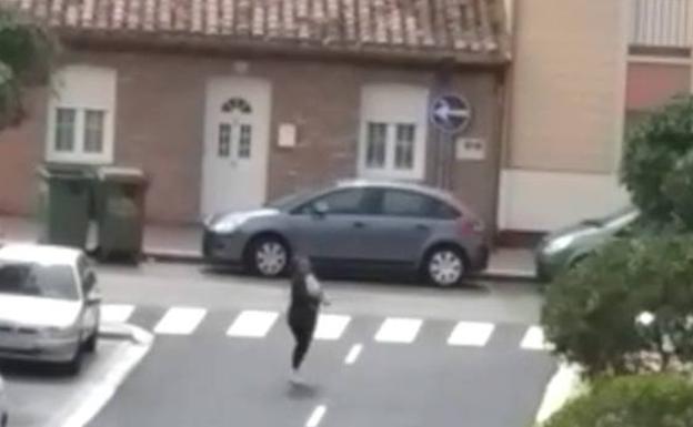 La mujer, bailando en mitad de la calle. 