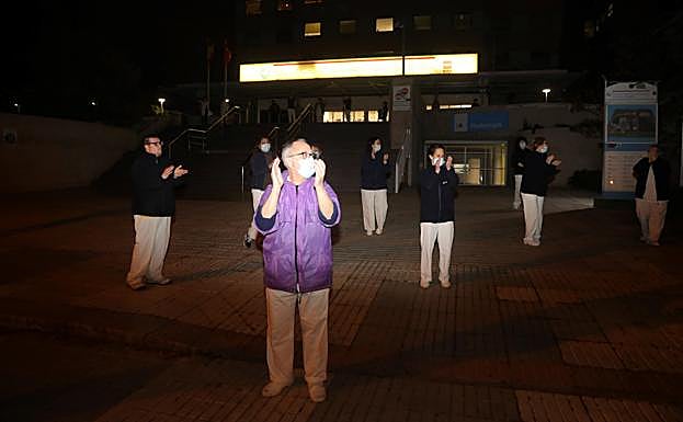 Personal sanitario durante uno de los aplausos de las 20:00 horas.