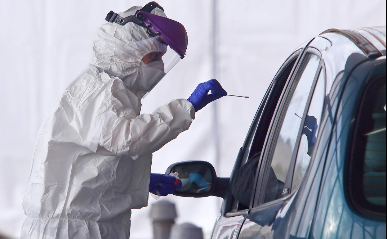 Un sanitario realiza un test rápido de coronavirus a un conductor en el Hostipal de El Bierzo de Ponferrada..