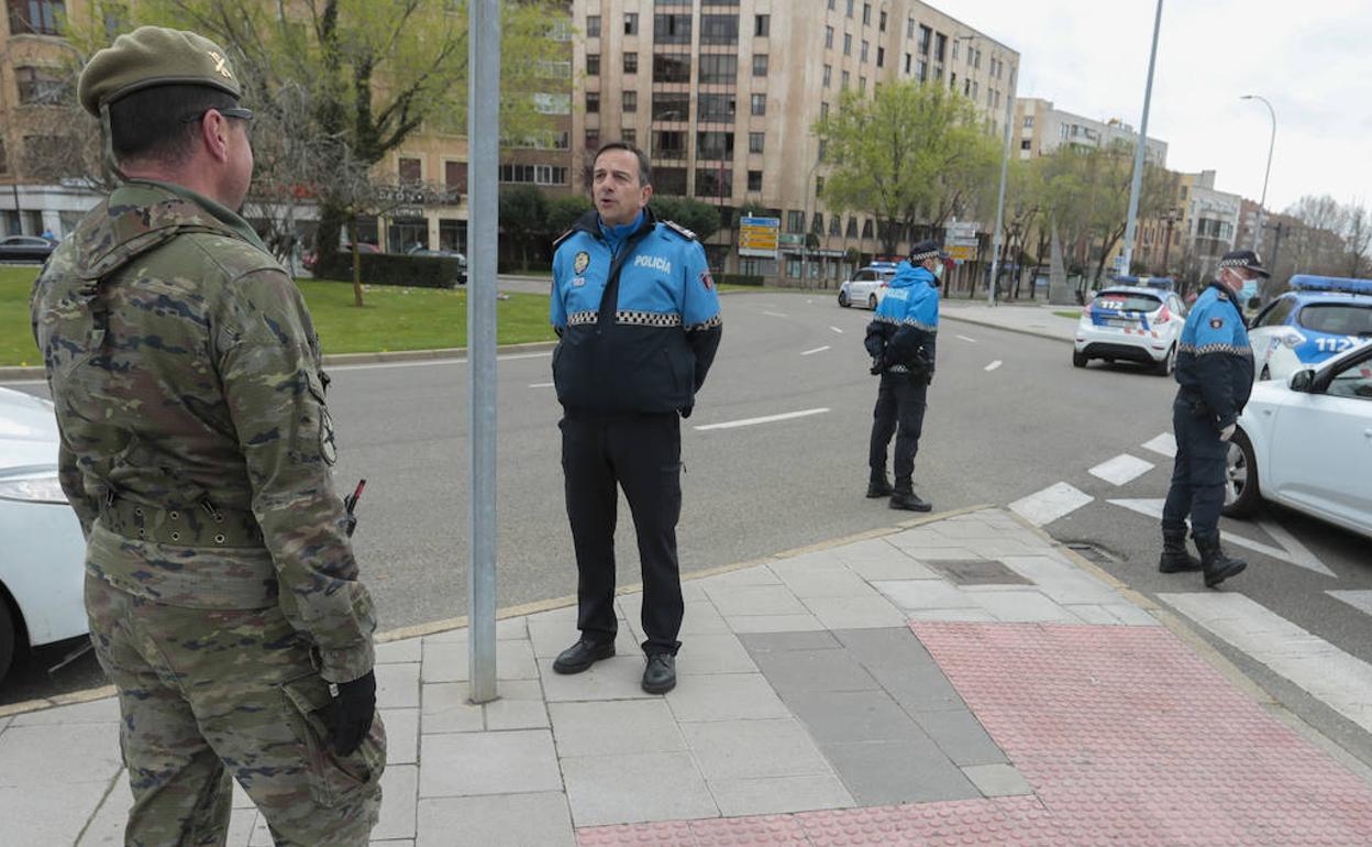 El Ejército ayuda a la Policía Local en un control en León, hoy, 