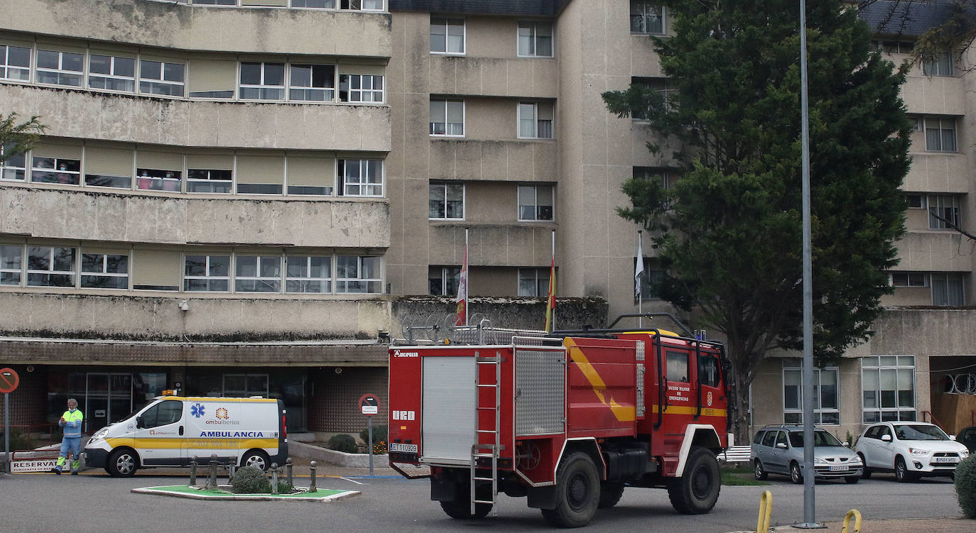 Una dotaón de la UME trabaja este sábado en la residencia asistida de Segovia en labores de desinfección. 