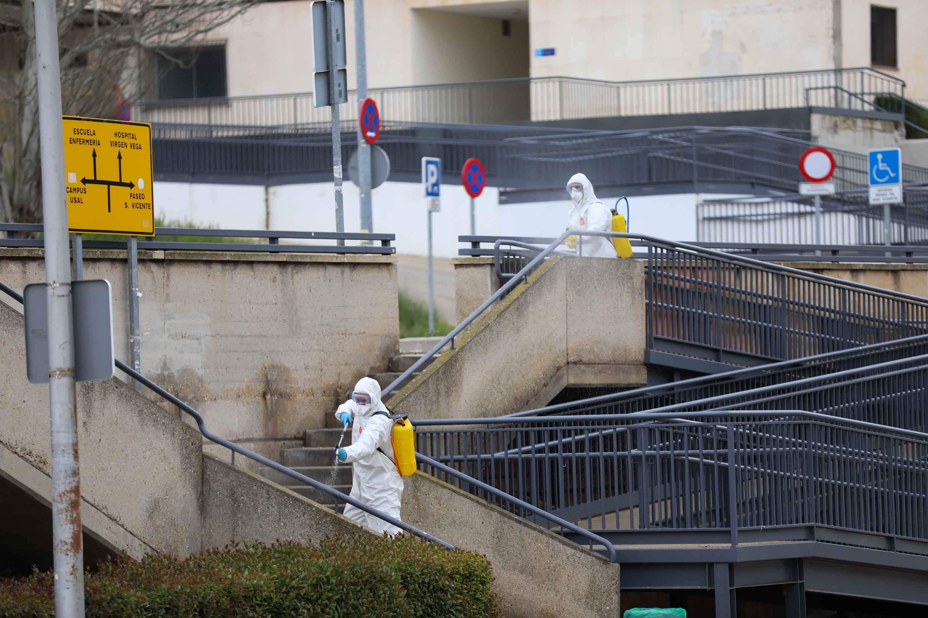 Intervención de la UME en el complejo hospitalario de Salamanca.