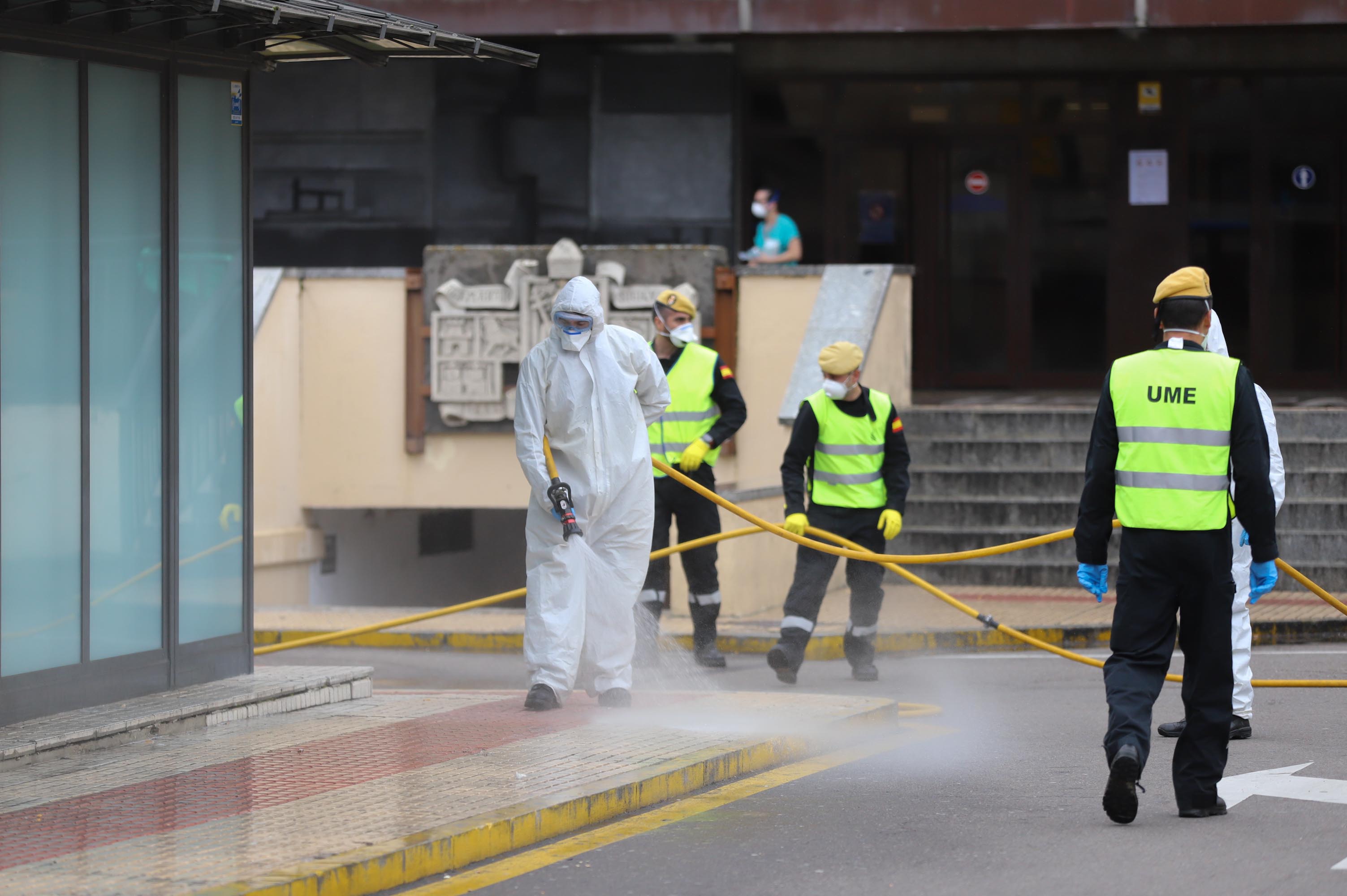 Intervención de la UME en el complejo hospitalario de Salamanca.