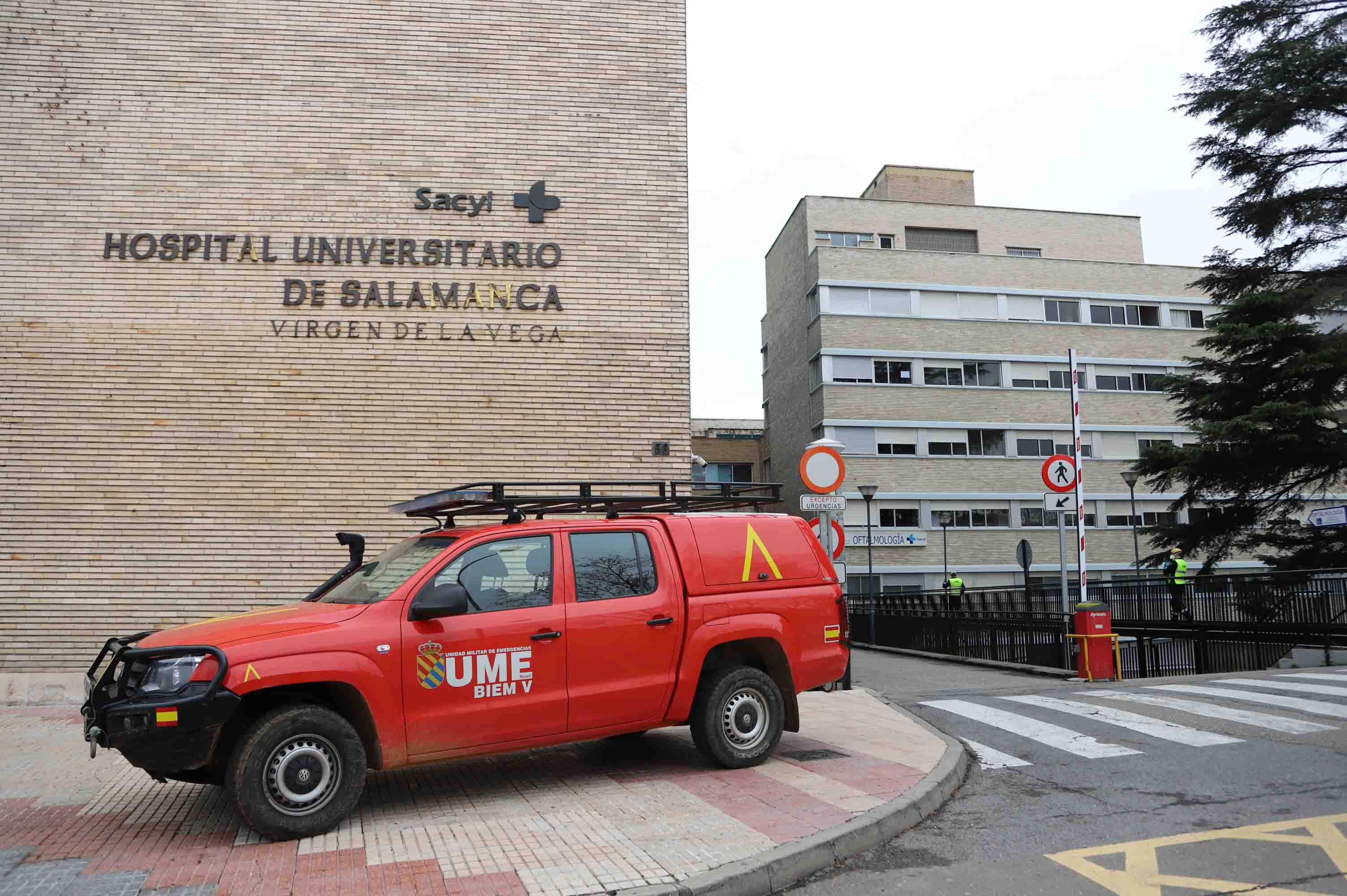 Intervención de la UME en el complejo hospitalario de Salamanca.