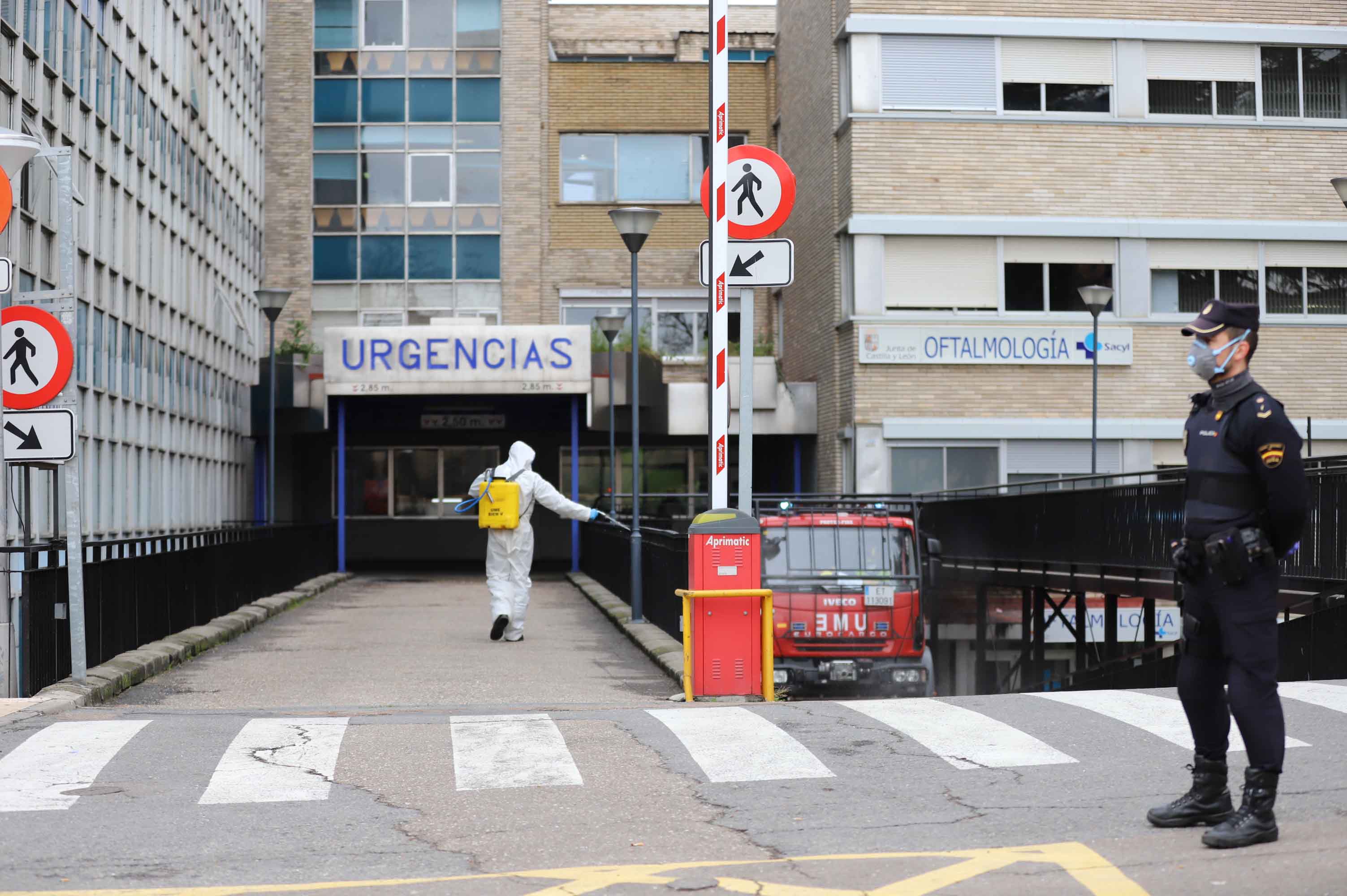 Intervención de la UME en el complejo hospitalario de Salamanca.