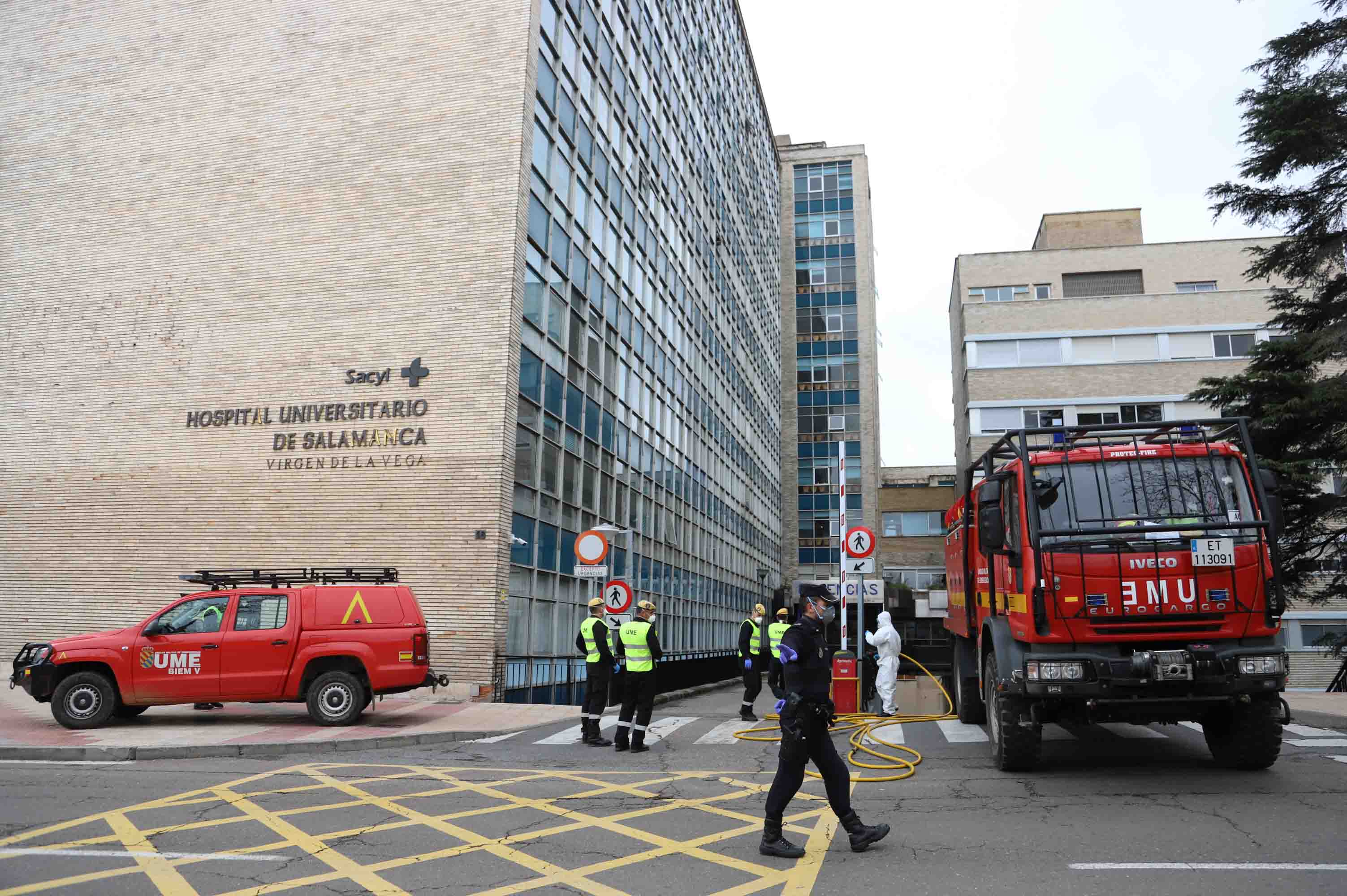 Intervención de la UME en el complejo hospitalario de Salamanca.