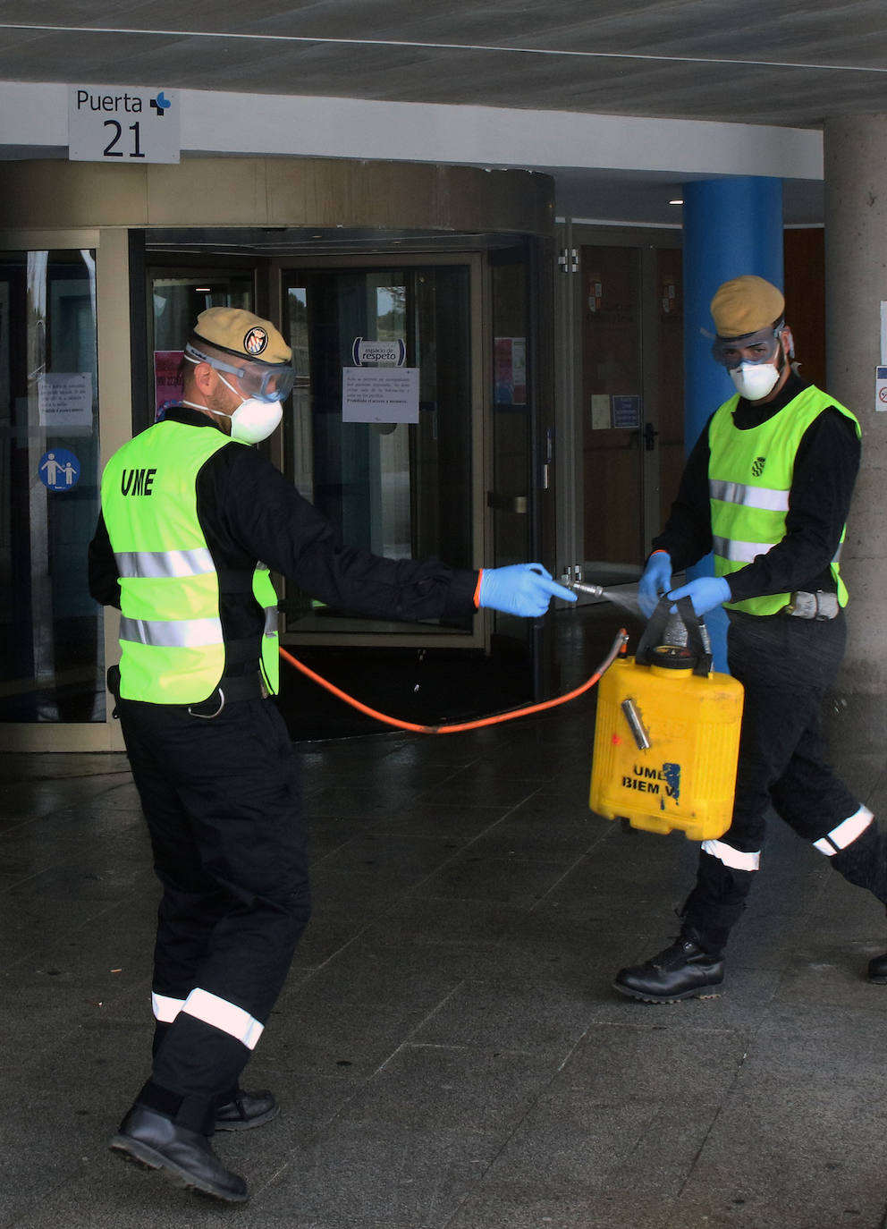 Militares y sanitarios, en la entrada del Hospital General de Segovia. 