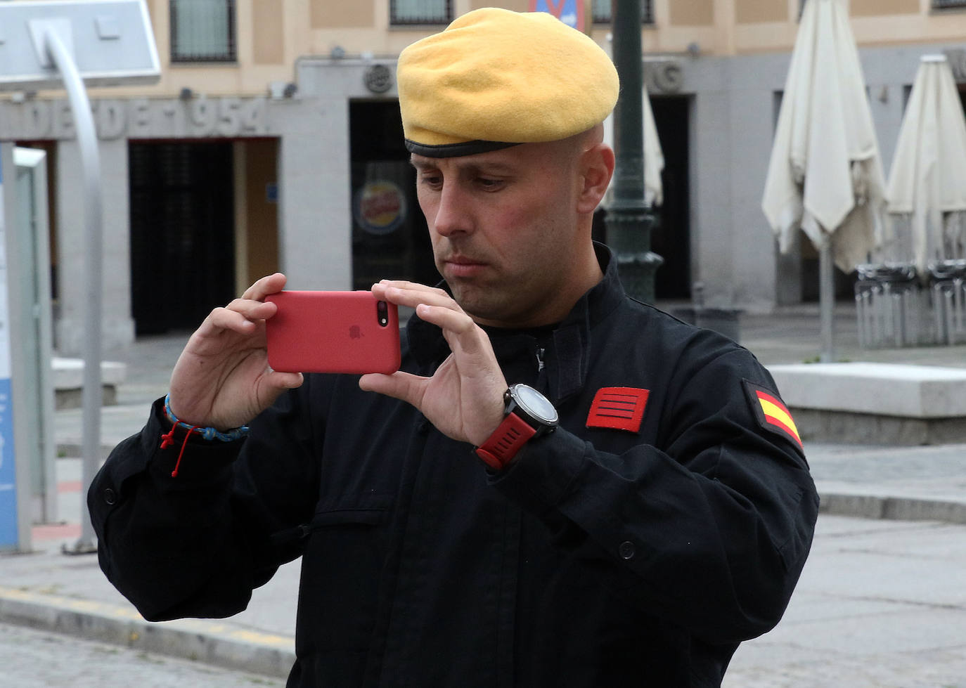 Militares y sanitarios, en la entrada del Hospital General de Segovia. 