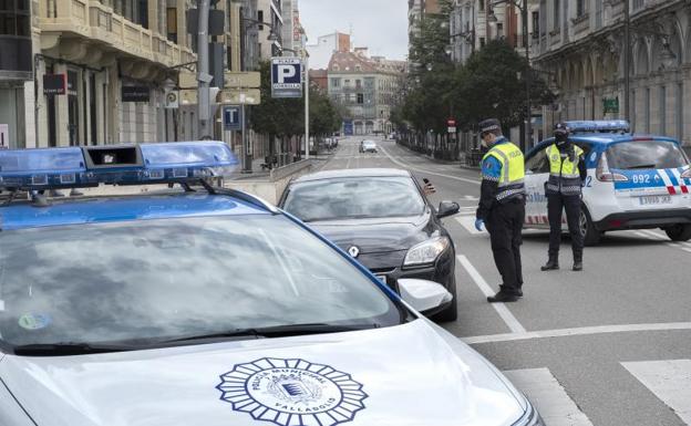 Control de la Policía Local en la plaza de Zorrilla, a la salida de la calle Miguel Íscar.