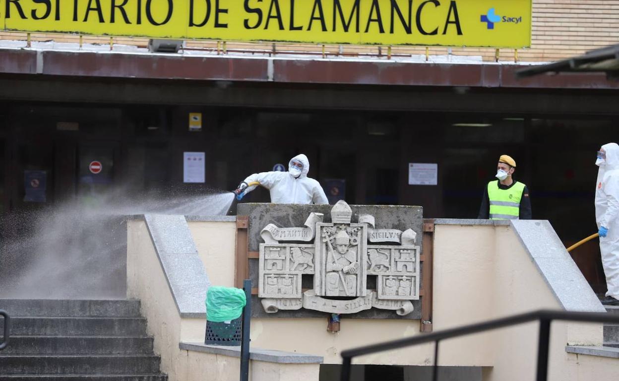 Militares de la UME limpian el acceso principal del hospital de Salamanca.