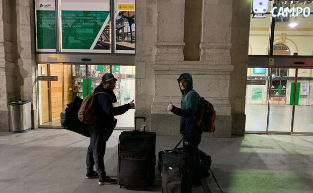 Jalen y Kyle se despiden antes de tomar el tren dirección a Madrid. 