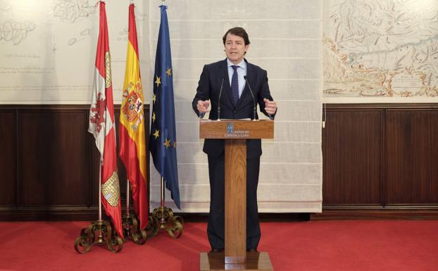 Mañueco propone adelantar a abril las vacaciones de verano en la «actividad industrial no esencial»