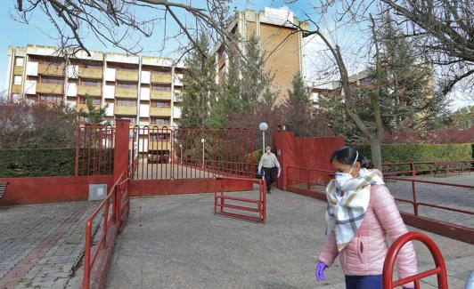 Personas con mascarilla, en la residencia Puerta de Hierro.