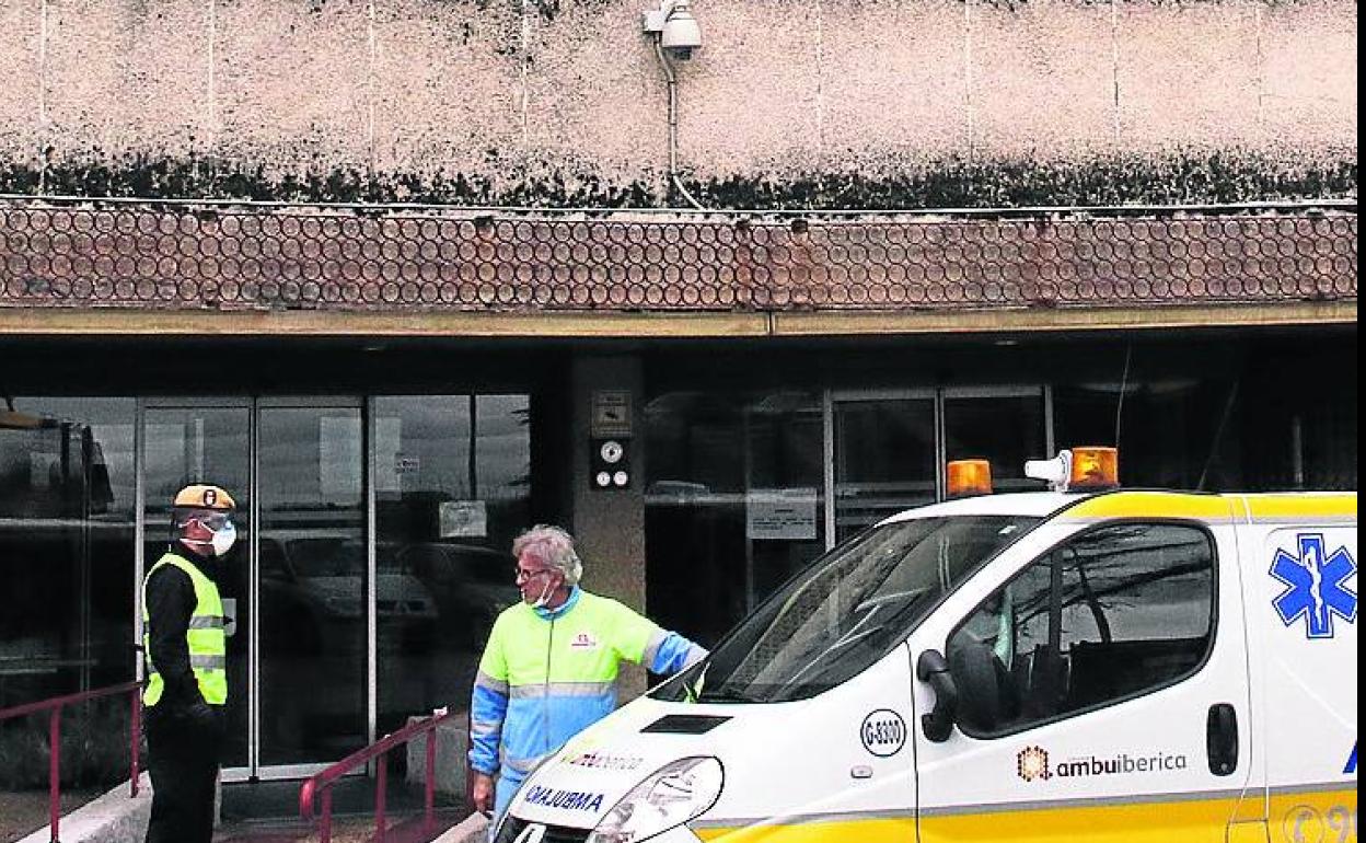 Trabajos de limpieza en la Residencia Asistida, ayer. 