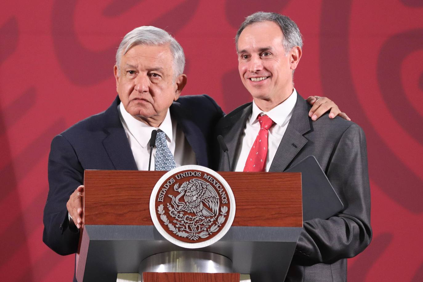 El subsecretario de Prevención y Promoción de la Salud, Hugo López-Gatell (d), y el presidente de México, Andrés Manuel López Obrador (i), al término de una rueda de prensa.