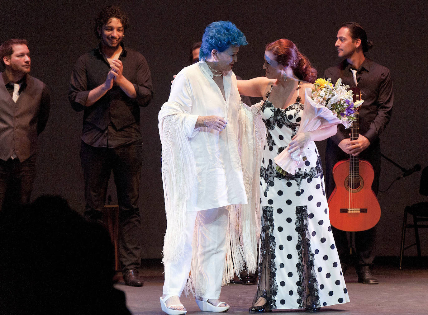 Lucía Bosé saluda a Laura Segovia y su compañía flamenca sobre el escenario de El Espinar.