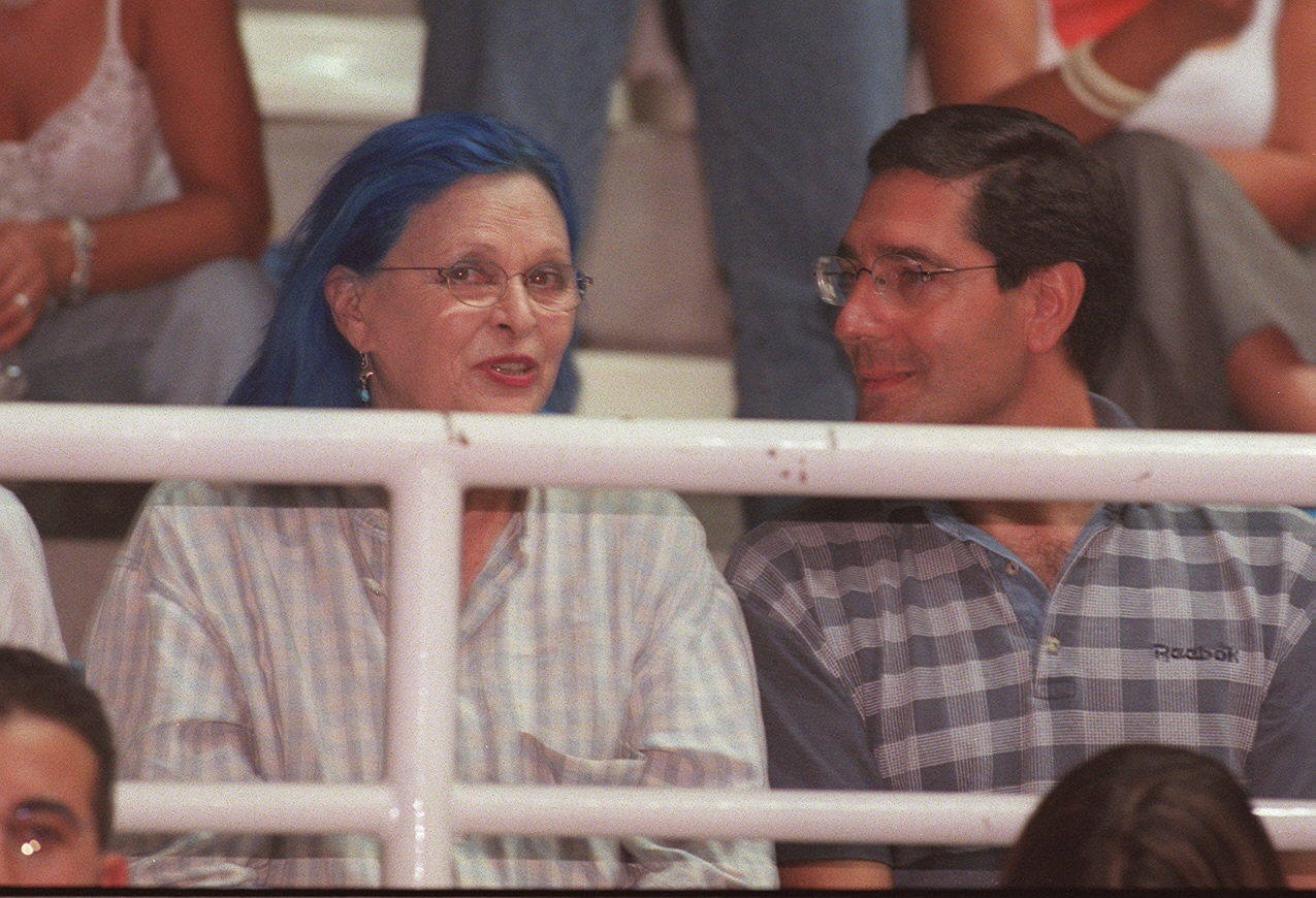 Lucía Bosé, acompañada por el entonces jefe de Gabinete del alcalde, Jesús Enríquez, durante el concierto que su hijo Miguel Bosé y Ana Torroja celebraron en el Polideportivo Pisuerga.