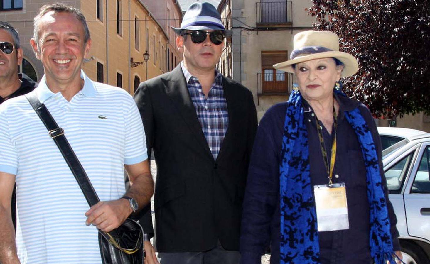 El cantante de La Unión Rafa Sánchez, el escritor Boris Izaguirre y la actriz Lucía Bosé llegan a la Iglesia de San Juan de los Caballeros de Segovia durante el HAY Festival.