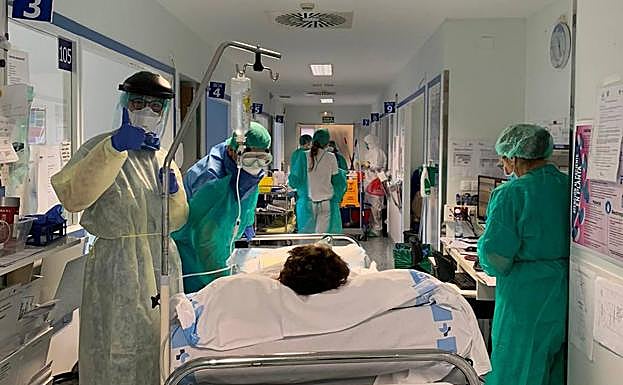 Una mujer de 81 años y con más enfermedades sale de la UCI tras cuatro días con ventilación mecánica. 