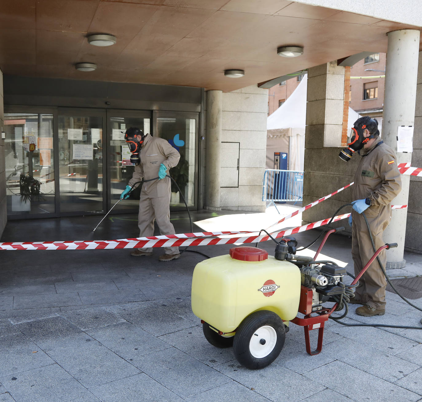 El Ejército desinfecta el Centro de Salud La Puebla.
