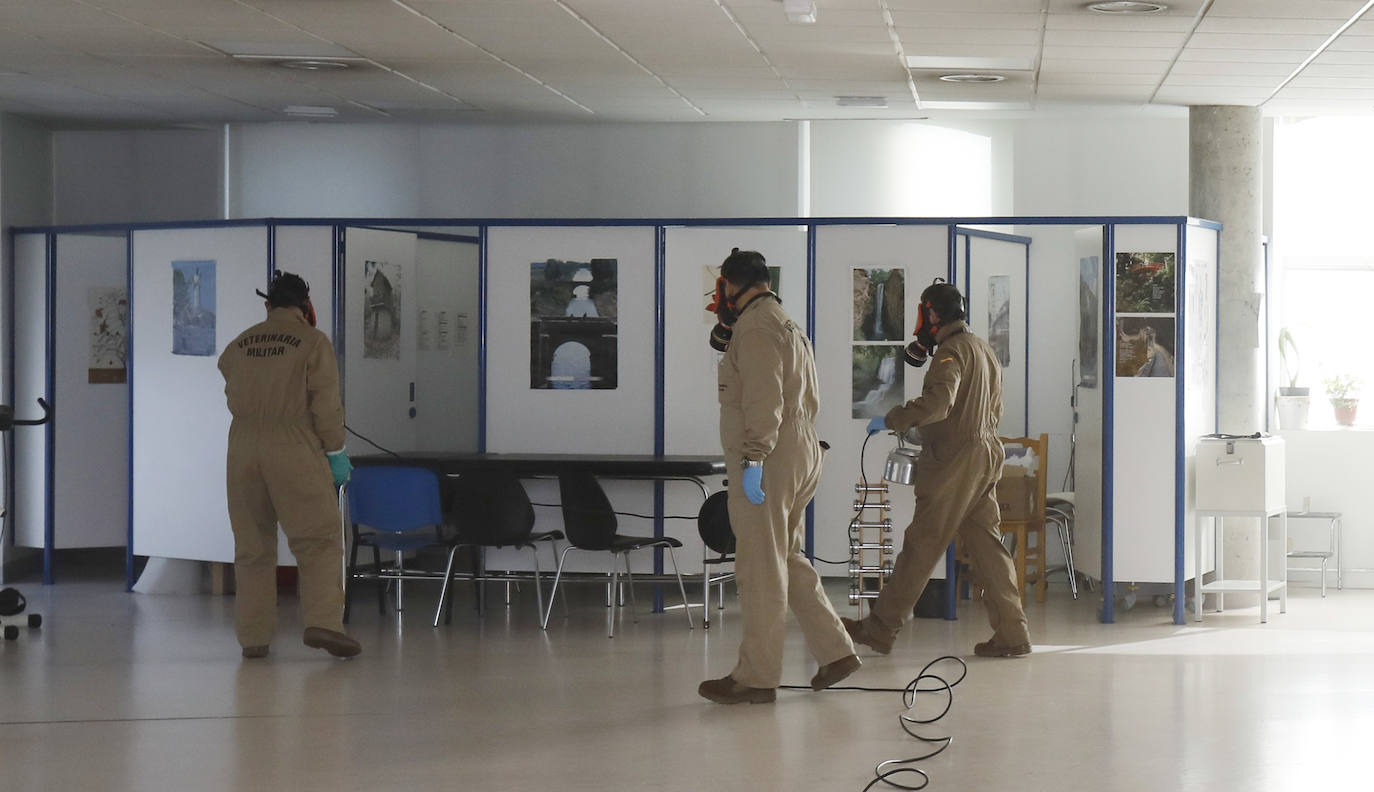 El Ejército desinfecta el Centro de Salud La Puebla.