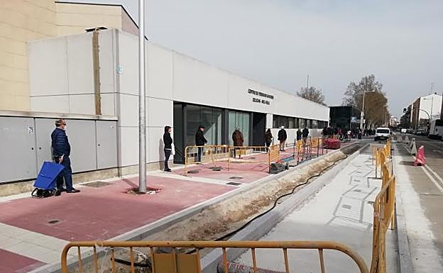 Cola a la puerta del Mercadona de la calle Arca Real, donde se amplió la acera antes de paralizarse la obra.