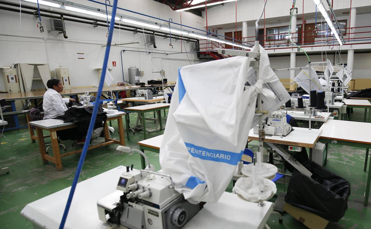 Taller de corte y confección en la cárcel salmantina de Topas. 