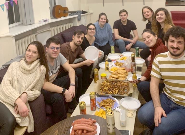 Alba y Moises, junto a sus amigos, en Letonia.