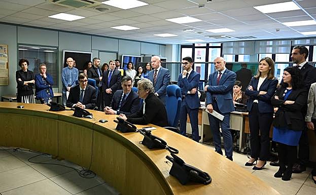 El presidente Sánchez y el ministro Illa, en el Centro de Coordinación de Alertas y Emergencias Sanitarias.