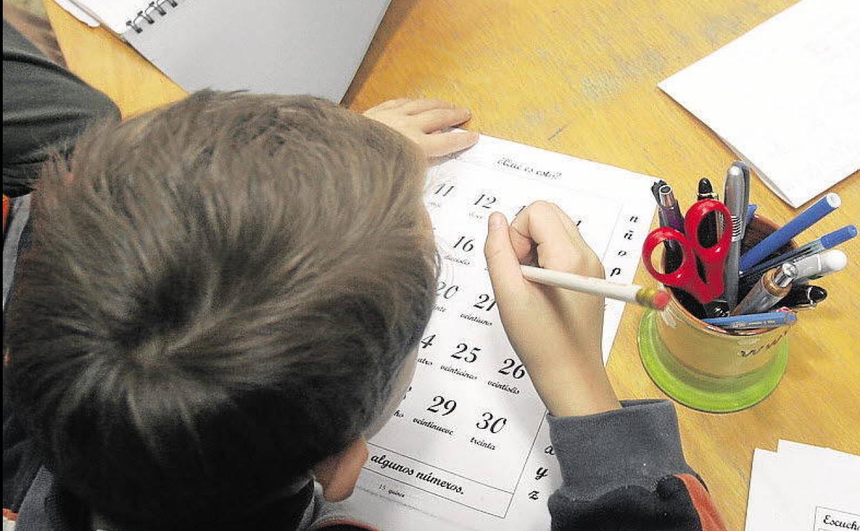 Un niño zamorano hace deberes.