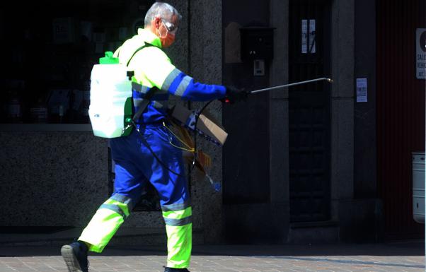 Trabajos de desinfeccion de las calles de Segovia por parte de empleados municipales. 