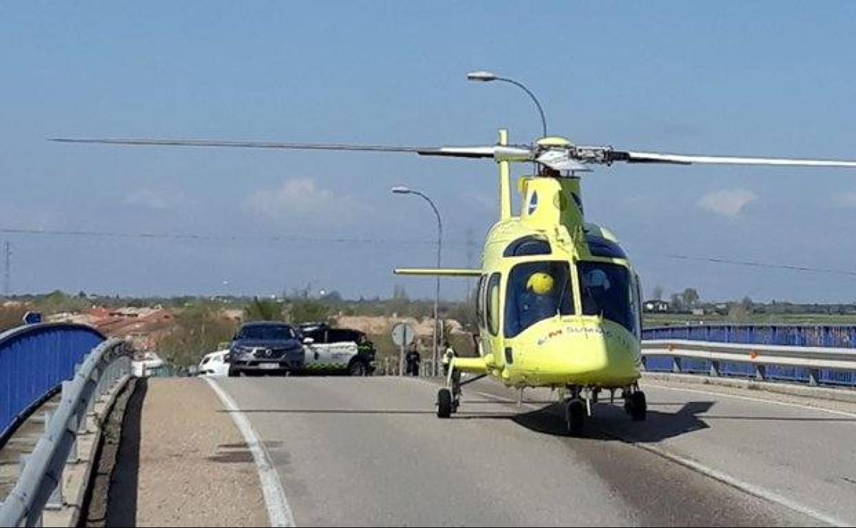 Helicóptero en el que ha sido trasladado el agente herido. 