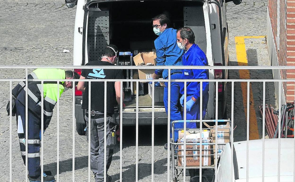 Distribución de material en el Hospital General de Segovia, en la mañana de ayer. 